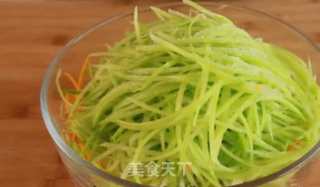 一个萝卜、一块南瓜做成的五珍粉美食居然这么香，做早餐好吃又方便，10分钟就能搞定！的做法步骤：2