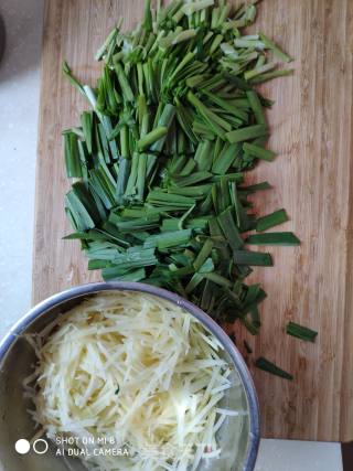 韭菜炒土豆丝的做法步骤：2