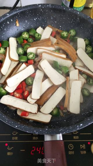 香干炒肉的做法步骤：3
