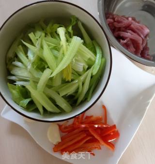 香芹炒肉丝的做法步骤：1