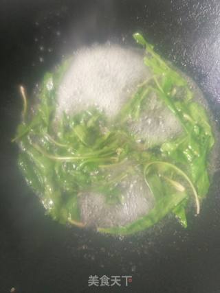 蒲公英拌玉米粒的做法步骤：1