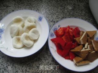 香干红椒炒荸荠的做法步骤：1