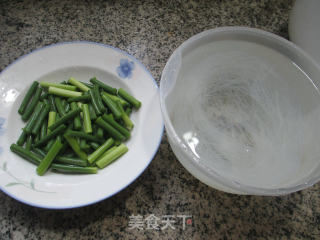 蒜薹炒粉丝的做法步骤：1