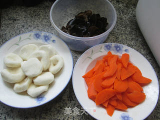 黑木耳胡萝卜炒荸荠的做法步骤：1