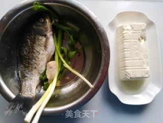 河鲫鱼豆腐汤的做法步骤：1