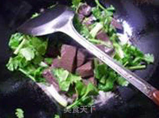 芹菜炒鹅血的做法步骤：8