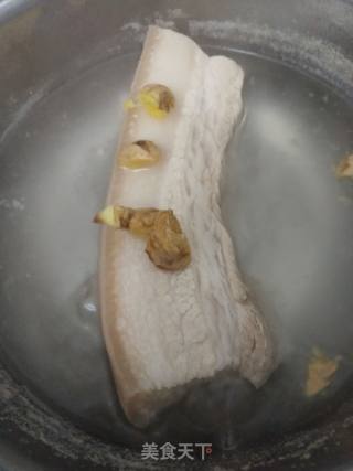 包菜回锅肉的做法步骤：1
