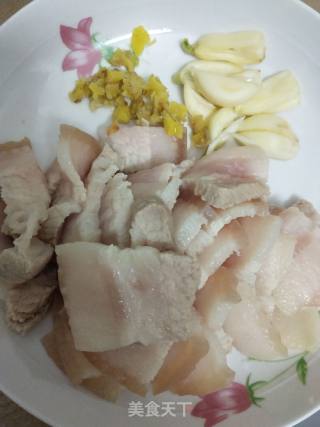 包菜回锅肉的做法步骤：2