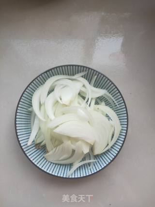 5分钟就能搞定～简单又好吃的自制凉拌洋葱的做法步骤：1