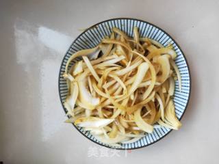 5分钟就能搞定～简单又好吃的自制凉拌洋葱的做法步骤：2