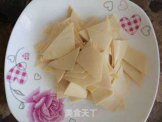 尖椒豆皮的做法步骤：2