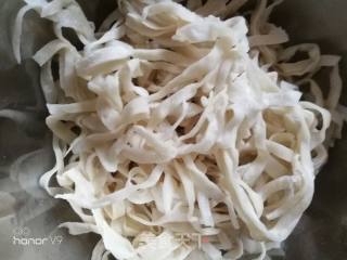 胡萝卜五花肉蒸面的做法步骤：5