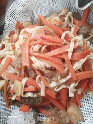 胡萝卜五花肉蒸面的做法步骤：14