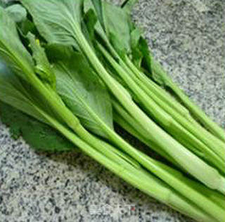 牛肉丸鲜蘑菇油菜蕻的做法步骤：1