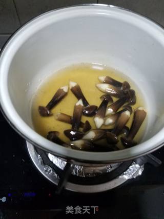 黑皮鸡枞菌炒牛肉的做法步骤：3