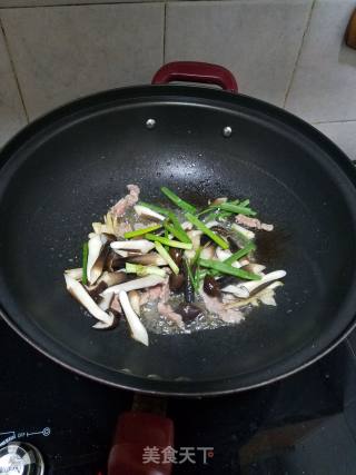 黑皮鸡枞菌炒牛肉的做法步骤：9