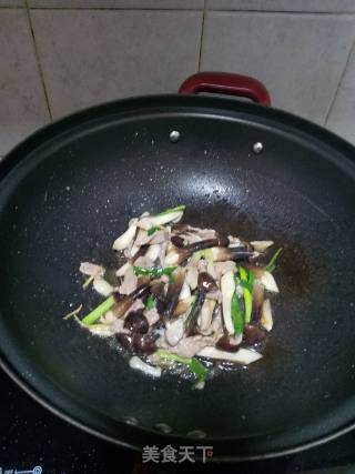 黑皮鸡枞菌炒牛肉的做法步骤：10