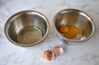 六寸两蛋中空戚风的做法步骤：2