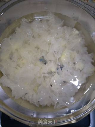 银耳枇杷雪梨羹的做法步骤：2