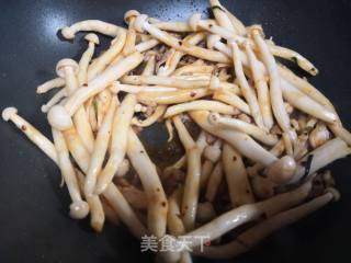 肉丝炒蘑菇的做法步骤：2