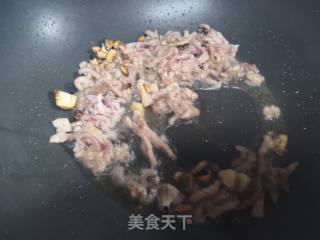 圆白菜炒粉丝肉丝的做法步骤：1