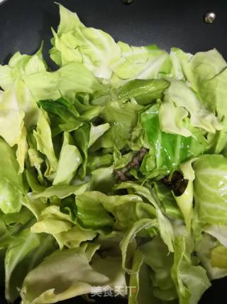 圆白菜炒粉丝肉丝的做法步骤：2
