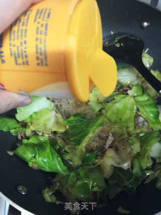 圆白菜炒粉丝肉丝的做法步骤：5