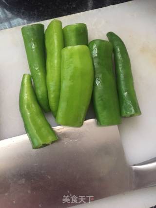 尖椒酿金针菇的做法步骤：1