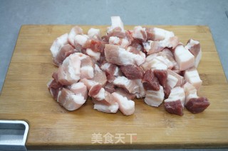五花肉炖笋块的做法步骤：1