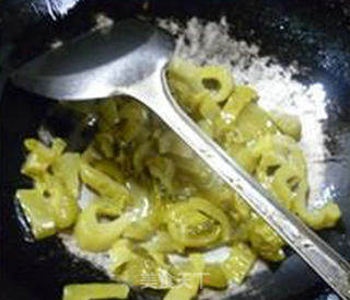 酸菜梗炒鹅肠的做法步骤：5
