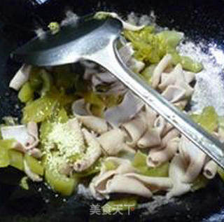 酸菜梗炒鹅肠的做法步骤：6