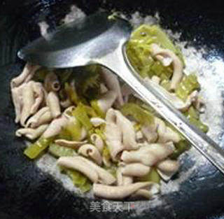 酸菜梗炒鹅肠的做法步骤：7