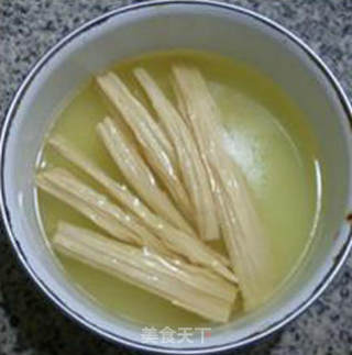 大蒜腐竹炒乌贼的做法步骤：3