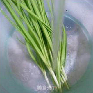 大蒜腐竹炒乌贼的做法步骤：5