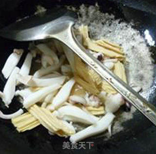 大蒜腐竹炒乌贼的做法步骤：12