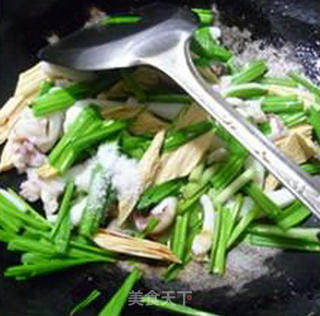 大蒜腐竹炒乌贼的做法步骤：14