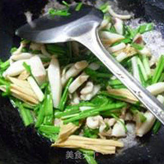 大蒜腐竹炒乌贼的做法步骤：15