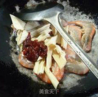 辣酱腐竹鲜虾的做法步骤：7