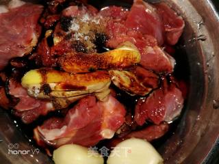 红烧牛肉炖白萝卜的做法步骤：2
