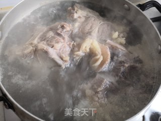 冬瓜牛尾汤的做法步骤：2