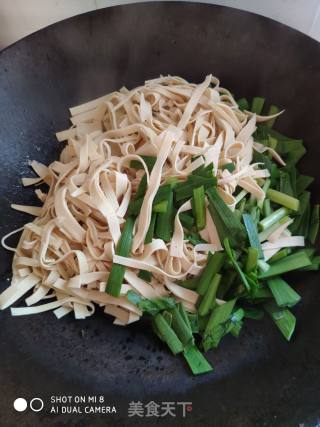 韭菜炒豆腐皮的做法步骤：4