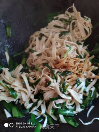 韭菜炒豆腐皮的做法步骤：5