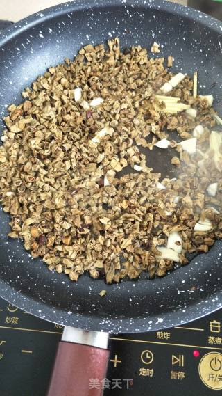 素炒干酸豆角的做法步骤：2