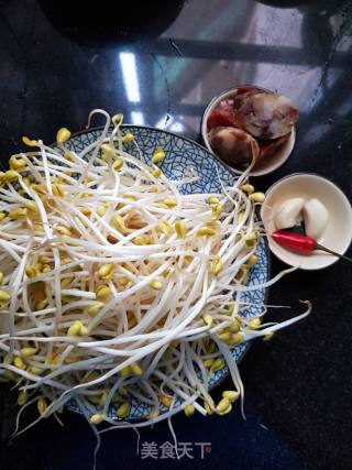 黄豆芽炒腊肠的做法步骤：1