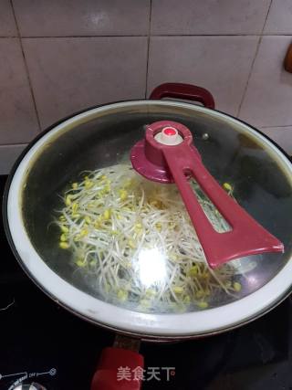 黄豆芽炒腊肠的做法步骤：3