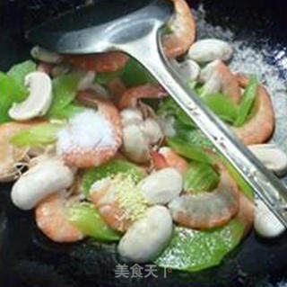 鲜蘑菇莴笋无头鲜虾的做法步骤：9