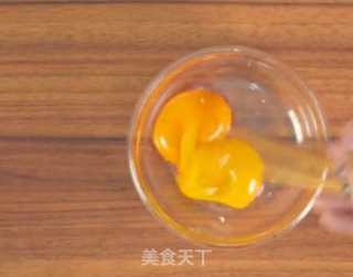 蛋挞别再买着吃，教你一种懒人做法，好吃又快速，关键是还不易长胖！【五珍粉创意蛋挞】的做法步骤：1