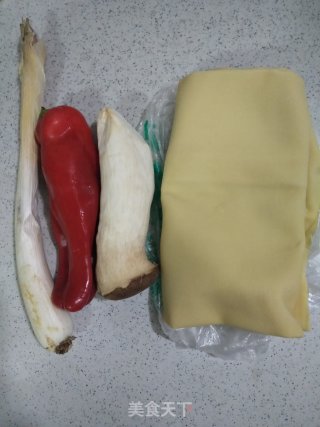 甜椒炒干豆腐的做法步骤：1