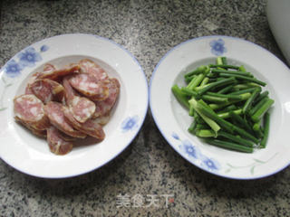 蒜薹炒香肠的做法步骤：1
