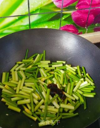 鸡蛋炒蒜苔的做法步骤：8